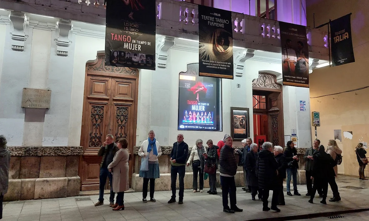 TEATRE TALIA NOCHE DE CHICAS UNARISAMAS